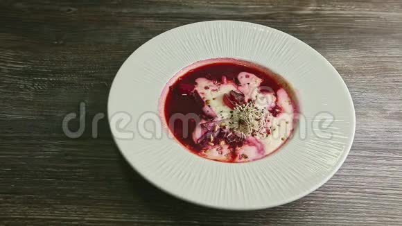 传统的乌克兰罗宋汤上装饰着酸奶油和麦芽视频的预览图