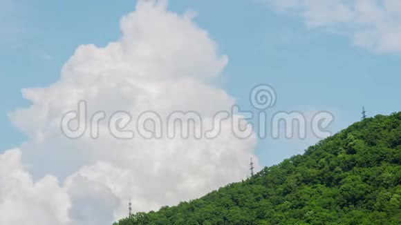 电塔连续在美丽多云天空的背景下延时视频的预览图
