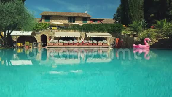 度假村的游泳池没人视频的预览图