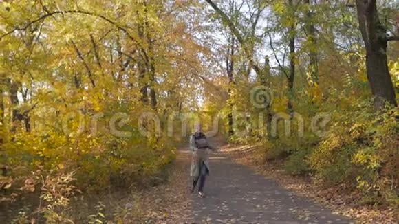 在秋天公园里跳舞旋转的女人视频的预览图