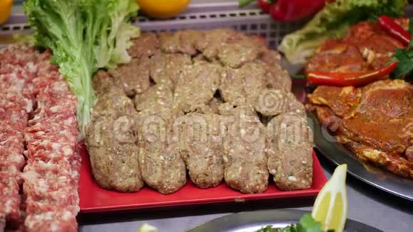 新鲜碎肉及配料及烹调用蔬菜视频的预览图