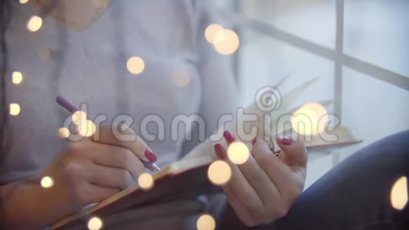 把手举起来商务女性坐在靠近窗户的地方给圣诞老人写一封圣诞信视频的预览图