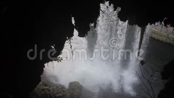 从土耳其安塔利亚瀑布后面的洞穴俯瞰杜登瀑布视频的预览图