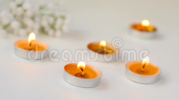 白色背景上五支燃烧的蜡烛放松和芳香疗法的概念视频的预览图