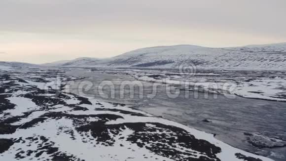 冰岛北部的山河视频的预览图