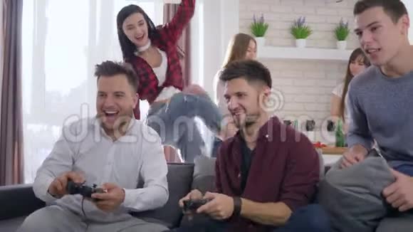 青少年潮人聚会男女朋友的情感交流玩电子游戏视频的预览图