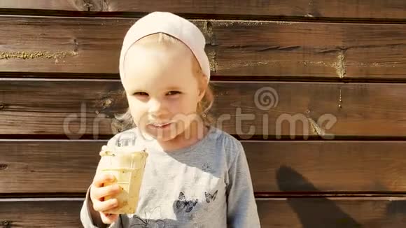 可爱的小女孩吃冰淇淋视频的预览图