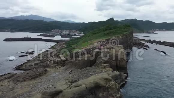 台湾海洋附近的悬崖和山的空中镜头4k视频的预览图