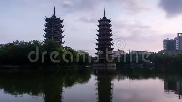 中国桂林两座宝塔日出的时间间隔视频的预览图
