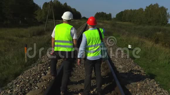 铁路工程师和工人讨论工作视频的预览图