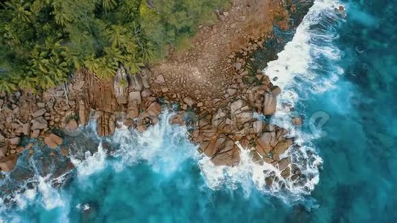 空中无人机4k飞行在靠近AnseBazarca海滩的花岗岩巨石上海浪在岩石上破碎马河视频的预览图