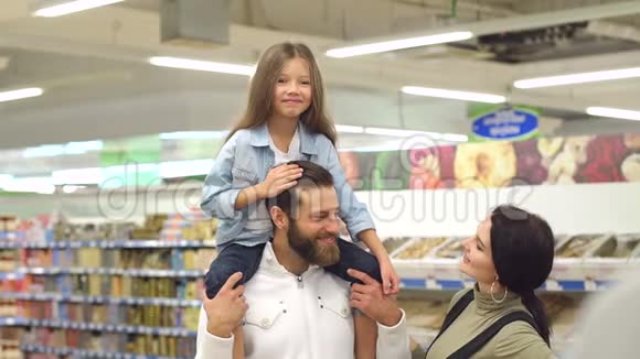 一家人在超市的画像孩子坐在父亲的肩上视频的预览图