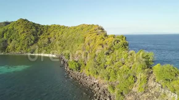 美丽的背景与热带岛屿在海洋青山和悬崖鸟瞰视频的预览图
