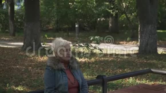 老太太在公园里生丈夫的气视频的预览图