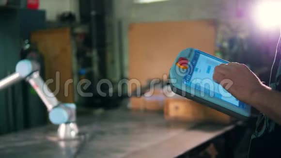 人用平板电脑控制机器人手臂视频的预览图