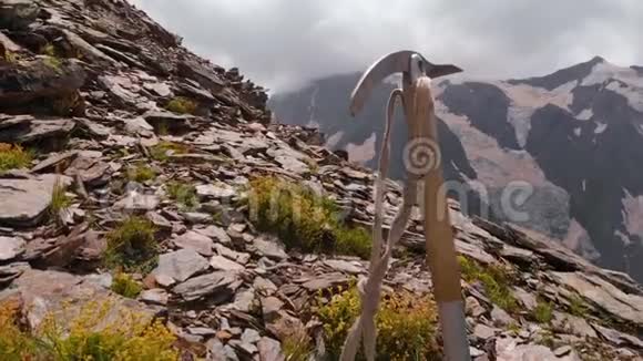 冰斧在高加索的山顶上伸出视频的预览图