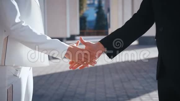 商人与女商人的同事握手商人握手特写人们握手视频的预览图