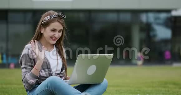 开朗的女孩在笔记本电脑上打视频电话和朋友聊天视频的预览图