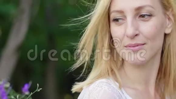 4K特写镜头漂亮年轻的布罗德女人脸视频的预览图