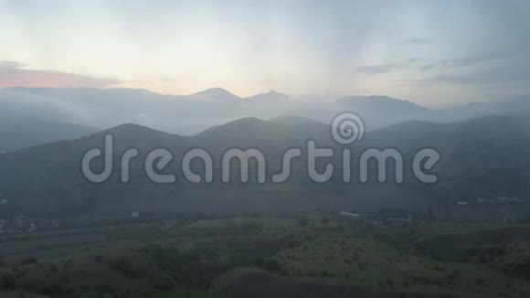 克里米亚山脉的空中景色穿过云层飞行视频的预览图