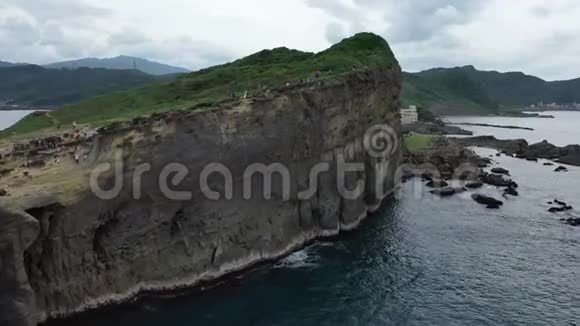 大规模的悬崖和一个小镇附近的大象树干岩石在台湾4k视频的预览图