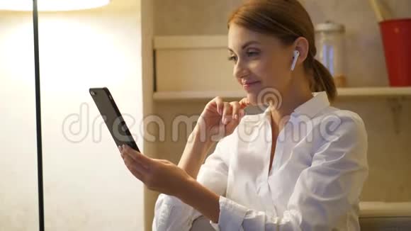 女商人打视频电话使用智能手机和耳罩视频的预览图