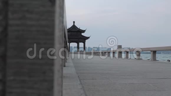 中国古亭在阴天苏州金鸡湖视频的预览图