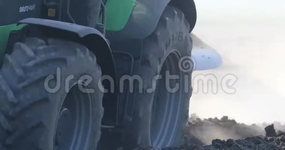 拖拉机轮犁耕田的详细情况视频的预览图
