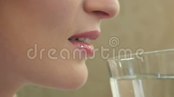 年轻女子从杯子里喝水视频的预览图