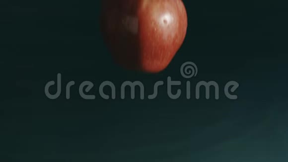 红苹果落在浅水表面慢动作红色射击视频的预览图
