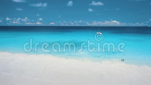 4K无人驾驶飞机的景色在绿松石晶莹清澈的海水中在白色的热带天堂海滩上放松视频的预览图