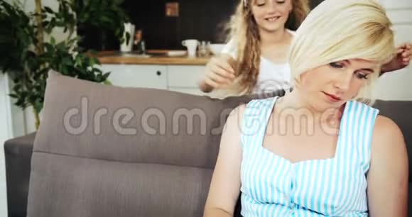 女儿拥抱母爱视频的预览图