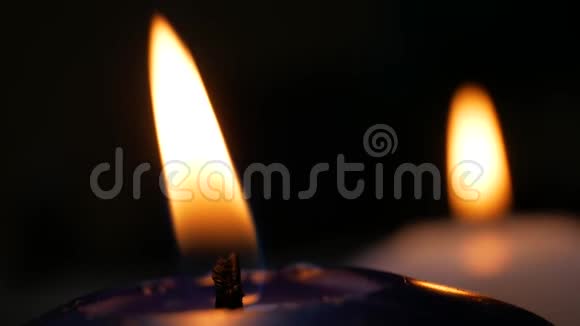 两支白色和蓝色的蜡烛火焰视频的预览图