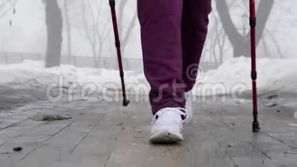 北欧式步行年轻胖乎乎的白人女人和北欧两极徒步旅行靠近摄像机视频的预览图