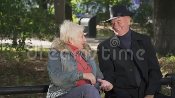 成熟的男人在公园亲吻女人的手视频的预览图
