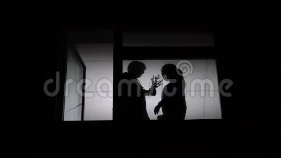 男人向女人展示花束的影子幸福的在一起已婚夫妇视频的预览图