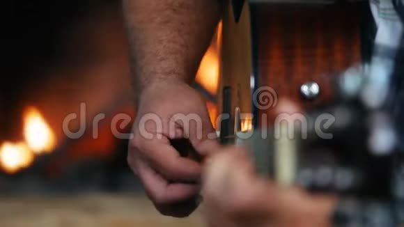 靠近手在壁炉前弹吉他侧视视频的预览图