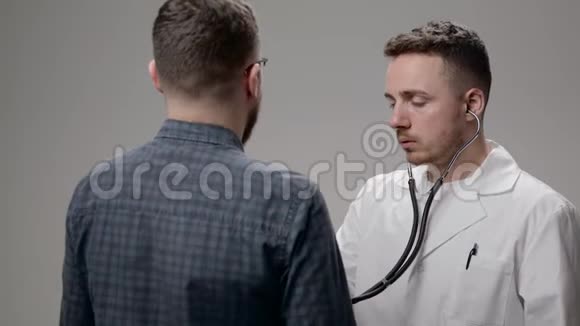 医生在医院办公室检查病人视频的预览图