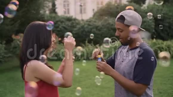 夏天男人和女人互相吹肥皂泡视频的预览图