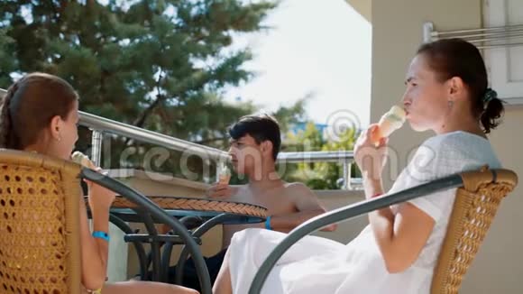 快乐的一家人吃冰淇淋在阳台上玩得开心视频的预览图
