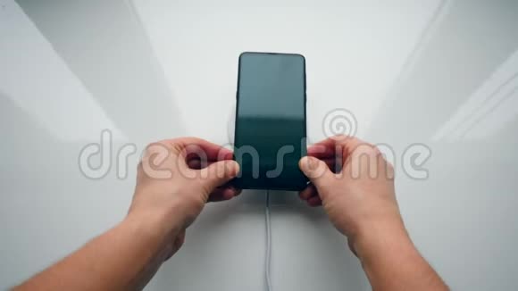 人将手机放置在充电垫上进行无线充电无线技术概念视频的预览图