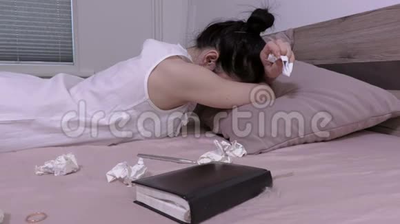 可怜的女人躺在床上哭泣视频的预览图