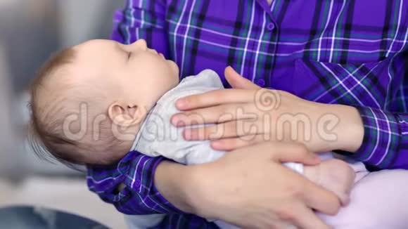 贴心关爱的妈妈爱抚熟睡的小可爱的宝宝享受着母爱视频的预览图