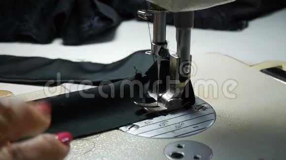 特写镜头女人用缝纫机工作工厂纺织缝纫视频的预览图