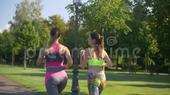 美丽的女跑步者在夏季公园慢跑视频的预览图