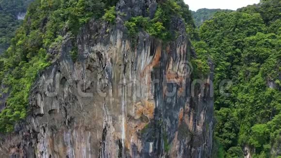 靠近泰国克拉比令人惊叹的石灰石岩石视频的预览图