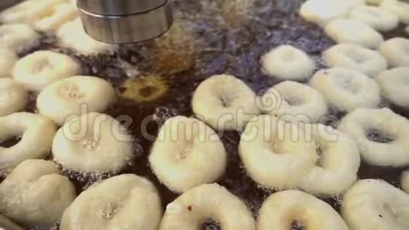 用热油烹制的土耳其罗克玛甜甜圈面团视频的预览图