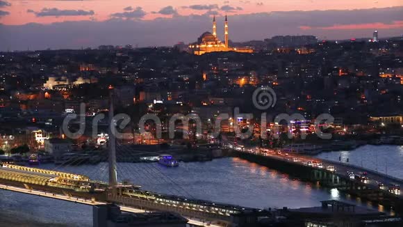 夜晚伊斯坦布尔横跨黄金之角的桥梁夜晚的阿塔图尔克大桥和金角大桥视频的预览图
