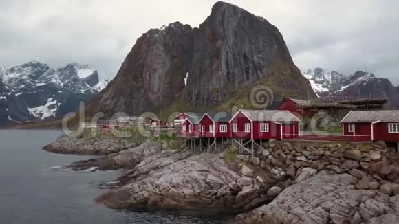 挪威洛夫顿岛上的小渔村的空中镜头这是一个受欢迎的旅游目的地典型的红色视频的预览图