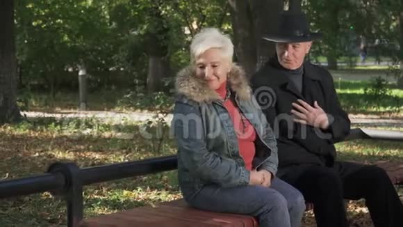 成年男子很沮丧把妻子丢在长凳上视频的预览图